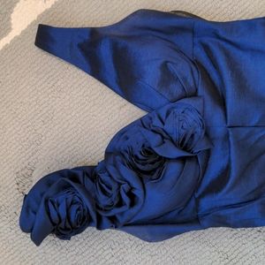 Gorgeous gown! Midnight blue memaid style